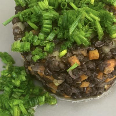 Ensalada de lentejas salteadas con verduras ( zanahoria, calabacin y cebolla)salpicado de ciboulet