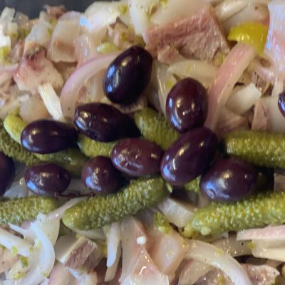 Ensalada cap i pota con cebolla, pepinillos, bicho y olivas de aragon